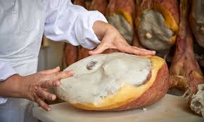 Una base di pane arricchita nell'impasto con abbondante sugna e pepe, oltre a salumi aggiungete il lievito di birra sbriciolato e lo zucchero e mescolate con un cucchiaio per farli sciogliere. Sugnatura E Puntatura San Daniele Magazine