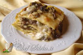 Il pasticcio di lasagne è una morbida delizia cremosa dai sapori decisi, perfetto per la tavola di pasqua. Lasagne Ai Funghi Porcini