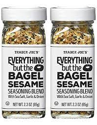 This blend is a divine mixture of black and white sesame seeds, dried minced garlic and onion, sea salt flakes and poppy seeds. Trader Joe S Everything But The Bagel Sesam Wurzmischung 65 G 2 Stuck Amazon De Lebensmittel Getranke