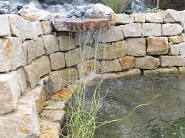 Eine gartenmauer aus naturstein eignet sich nicht nur als dekoratives element für deinen garten, sie bildet auch einen schönen abschluss für ein hochbeet. Garten Wasserfall Trockenmauer Naturstein Wasserfall Garten Garten Brunnen Garten