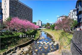Xizhi grew quickly during the 1980s and 1990s, and is home to many of taiwan's major electronics companies, such as acer, garmin (asia), coiler, lanner electronics and dfi. å°åŒ—è³žæ«» æ±æ­¢åº·èª¥å'æºª ç¶¿å»¶æºªæ—çš„æ¡ƒè‰²ç²‰å¦ Sya è³½äºž çš„æ—…éŠéƒ¨è½æ ¼