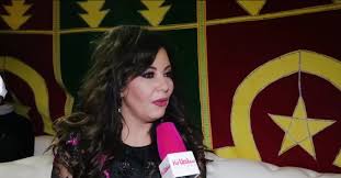 من هي إيمان الحصري؟ ولدت ايمان الحصري عام 1982 ميلادي وكان والدها يعمل صحفي لدى وكالة أنباء الشرق الأوسط، تخرجت ايمان الحصري من كلية الاقتصاد والعلوم السياسية من جامعة القاهرة، ومن المعروف عن ايمان الحصري أنه لديها فخر واعتزاز بنفسها كبير فهي تقف أمام شاشات كبيرة الحجم. Ø§ÙŠÙ…Ø§Ù† Ø§Ù„Ø­ØµØ±ÙŠ Ù‚Ø¨Ù„ Ø¹Ù…Ù„ÙŠØ§Øª Ø§Ù„ØªØ¬Ù…ÙŠÙ„ Ù„Ù… ØªØµØ¯Ù‚ ÙƒØ§ÙŠØ±Ùˆ ØªØ§ÙŠÙ…Ø²