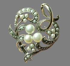 In the victorian age, picnics were grand affairs and movable feasts complete with tables, crystal, linens, and formal wear. Victorian Trading Co Costume Jewelry Kaleidoscope Effect