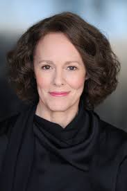 Renee Hewitt's Instagram, Twitter & Facebook