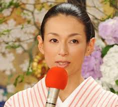 Feb 24, 2019 · 石橋貴明は前嫁と離婚してすぐに女優の鈴木保奈美と結婚して、しかもできちゃった婚やった訳やけども、なんともヤヤコシイ離婚からの結婚劇やったみたいやな。 その嫁とは3人の娘を設けてるから、石橋は計4人の娘がいるって事になるな。 Https Xn O9jl183u6icq84g6fc5z4c Com Actress Suzuki Honami