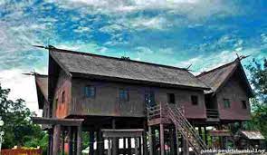 Menurut data pada tahun 2007 rumah betang uluk palin dihuni lebih dari 500 jiwa yang terdiri atas sekitar 130 kepala keluarga. Pembelajaran 3 Tema 8 Subtema 1 Manusia Dan Lingkungan Mikirbae Com
