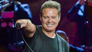 Luis miguel gallego basteri (born 19 april 1970) is a mexican singer, often referred to as el sol de méxico (the sun of mexico), which is the nickname his mother gave him as a child—mi sol. Los 50 Anos De Luis Miguel Del Maltrato De Su Padre A La Desaparicion De Su Madre Y El Exito Mundial Infobae