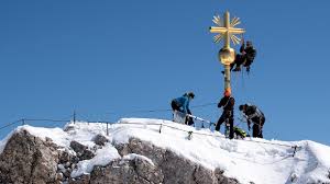 Die geschichte der region garmisch partenkirchen zugspitze. Garmisch Partenkirchen Schlosser Reparieren Gipfelkreuz Der Zugspitze