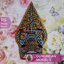 The gunungan (javanese mountain), also known as kayon or kayonan (from kayu, wood or tree) in bali, is a figure in the indonesian theatrical performance of wayang e.g. Harga Wayang Kulit Gunungan Terbaru Juli 2021 Biggo Indonesia