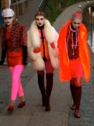 Dieses kleidermodell ist der klassiker schlechthin und wurde bereits in den 60er ja. 10 Modetrends In Den 90ern Die Wirklich Jeder Mitgemacht Hat