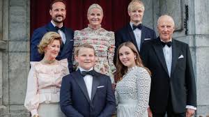 Photo album containing portraits of her royal highness princess ingrid alexandra. Prinsesse Ingrid Alexandra Stilte I Kongelig Kjolefavoritt Minmote No Norges Storste Moteside