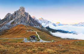 ✅dal passo giau / rifugio fedare è possibile salire ma non ci sarà una traccia battuta dal gatto. Passo Di Giau Gebirgspass Bei Cortina D Ampezzo Belluno