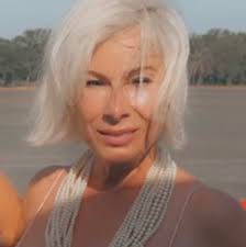 Does the ice maker store ice after it's made?