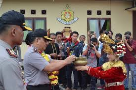 Tari sekapur sirih adalah salah satu tarian tradisional yang berasal dari daerah jambi.tarian ini termasuk jenis tarian penyambutan yang biasanya ditarikan oleh para penari wanita. Kapolda Yovianes Mengambil Seapur Sirih Progres Kepahiang