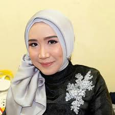 Salah satu elemen penting dalam make up wajah adalah penggunaan primer atau foundation. Inilah 55 Make Up Wisuda Anak Sma