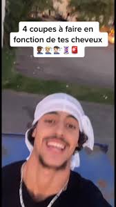 Gars Aux Cheveux Longs Noirs Yeux Bleu