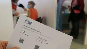 Sujet à polémique, le passeport de vaccination devrait permettre aux personnes vaccinées contre le coronavirus de voyager librement, sans restriction. Coronavirus Le Certificat De Vaccination Avec Qr Code Est Desormais Disponible Sur Ameli Fr