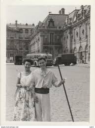 Luoghi - 16185. Fotografia vintage Versailles 1954 bus donna con comparsa  del film di Guitry sulla rivoluzione francese - 10x7,5