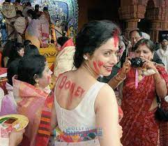 Home of bollywood and the financial center of india. The Smiling Face Of Sridevi During This Durga Pooja Ritual Will Make You Miss Her Even More Bollywood News Bollywood Hungama