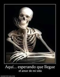 Aqui Esperando Que Llegue El Amor De Mi Vida Funny Skeleton Memes Instagram And Snapchat