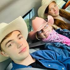 Taylor Bellinger's Instagram, Twitter & Facebook