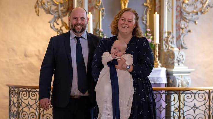 Billederne er bedårende: Thomas og Laura har holdt barnedåb for sønnen |  BILLED-BLADET