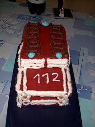 Eine feuerwehr als kuchen für den kindergeburtstag ist der traum vieler kleiner jungen (und mädchen). Feuerwehrauto Kuchen Kochmeister Rezept