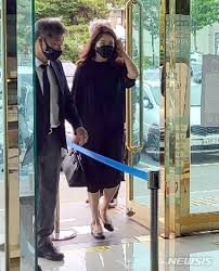 14일 오후 전남 목포시 산정동 봉황장례문화원에서 이재명 경기도지사의 아내 김혜경 씨가 김경수 경남도지사 장인의 빈소를 방문하고 있다. ë‰´ì‹œìŠ¤