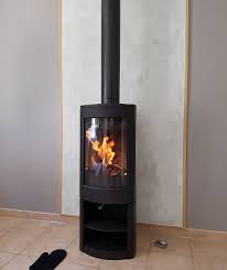 Tels sont les avantages des poeles granulés. Une Plaque Coupe Feu Pour Proteger La Cloison Derriere Votre Poele Soleneo