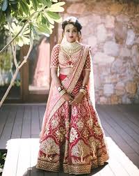 Usual indian bridal dresses made of chiffon or silk and adorned with elaborate embroidery, red or gold color. Pinterest Pawank90 Wedding Lehenga Designs Indian Bridal Lehenga Indian Wedding Outfits