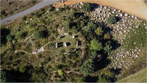 The first monument was an early henge monument, built about 5,000 years ago. Stonehenge Lausitz H B Foto Reise Blog
