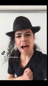 I'm sorry I had to! Sorry! 😂 #amberheard #johnnydepp #mydogsteppedonabee  #keepitgoing #michaeljackson #mydogsteppedonabeechallenge