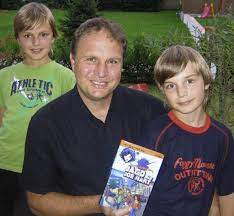Das fällt dem betrachter sofort ins auge. Daniel Kowalsky Erzahlt In Seinem 1 Buch Die Spannende Geschichte Von Joe Hart Steinen Badische Zeitung