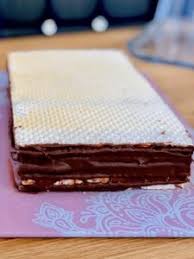 Un desert simplu dar extrem prajitura din foi de napolitana umplute cu caramel se poate face in mai multe moduri: Foi De Napolitane Umplute Cu CremÄ De CiocolatÄ Chef Nicolaie Tomescu