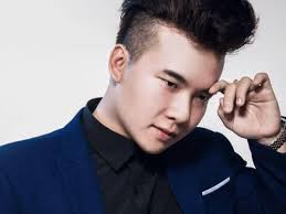 Quyền linh (tên thật là mai huyền linh, sinh ngày 28 tháng 7 năm 1969) là một diễn viên điện ảnh, diễn viên hài, nghệ sĩ kịch nói và người dẫn chương trình người việt nam. P1x6irtr A4him