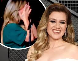 Kelly Clarkson could barely keep it together singing a song she'd  originally written for husband Brandon Blackstock. Now, fans know why 🎥  https://bit.ly/ClarksonCrying