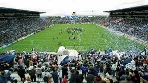 When the patriarch of a prominent family dies, his heirs battle to determine who will gain control of his beloved soccer team: Feliz Dia Estadio Hidalgo 27 Anos De Historia