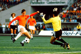 He received two tributes at camp nou, the first when he left as a player on 27 may, 1978 and the second with the 'dream team' that he coached on 10 march 1999. Johan Cruyffs Judische Verwandtschaft Judische Allgemeine