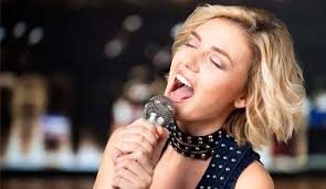 Put one hand on your chest and say in a strong. How To Switch From Chest Voice To Head Voice Becomesingers Com