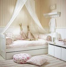 Shabby Chic Girls Room With Canopy Karyola Girls Bedroom Ev Icin