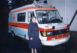594-1002 Evamaria Mueller vor dem Rettungswagen, der als Geschenk ...