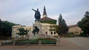 A talapzat címerpajzsán az alábbi szöveg olvasható: Kecskemet Kossuth Square Kossuth Szobor Picture Of Kossuth Square Kecskemet Tripadvisor