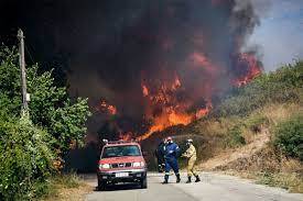 Φωτιά ξέσπασε πριν από λίγο στην αρχαία κόρινθο.στο σημείο έχουν σπεύσει και επιχειρούν 20 πυροσβέστες με εννέα οχήματα, ενώ από αέρος πραγματοποιούν ρίψεις νερού δύο ελικόπτερα. K Jzp82ykjme1m