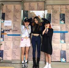 카메라 영역도 무광으로 처리해 튀지 않는 컬러 조합을 보여주고 있습니다. Facebook