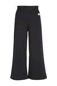 Pantalons Femme Malawihighcommission Le pantalon de jogging pour femme de la marque adidas originals se distingue par son style sportif selon les nouvelles tendances du street style. pantalons femme malawihighcommission