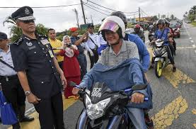 Kalau tak terkepit pintu rumah, mesti beberapa bulan kuku jari saya tidak rata dan sehingga ke hari ini, jari itu rasa sedikit kaku dan dapat dirasakan terutama semasa. Polis Kelantan Kenal Pasti 16 Kawasan Panas Sering Terlibat Kemalangan Utusan Borneo Online