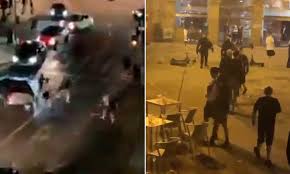 Gesekan antar suporter kedua tim asal inggris itu. Manchester City And Chelsea Fans Involved In Violent Clashes With Porto Police And Each Other Daily Mail Online