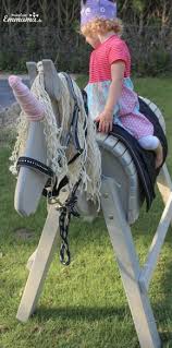 Geburtstagsparty Mit Einhorn Glitzer Und Regenbogen Pferdeparty Kindergeburtstag Holzpferd Garten Einhorn Kinder