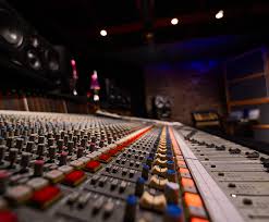 Learn about three of the top schools in the nation to offer degree programs in music recording and engineering. Seattle Recording Arts 1 School For Audio Engineering Sound