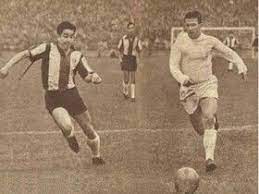 El periodista luis marambio va al archivo y recuerda el día en que #colocolo enfrentó al #realmadrid en santiago ⚽ el equipo dirigido por mirko jozic superó. Colo Colo 0 Real Madrid 2 In Aug 1961 In Santiago Ferenc Puskas Comes Forward With The Ball Friendly Ferenc Puskas Colo Colo Football